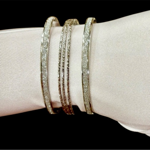 🎉HP🎉Beautiful, hollow silver cuff bracelet with glitter detail.$21🎉HP🎉 - Picture 2 of 9